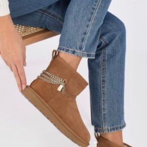 מגפיים UGG עם שרשרת