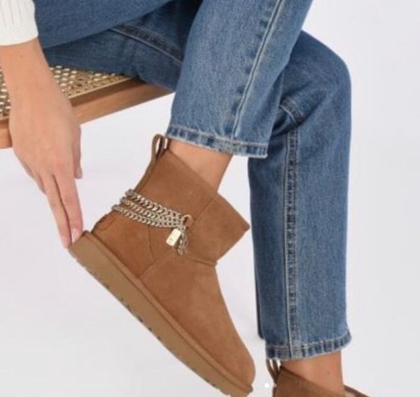 מגפיים UGG עם שרשרת