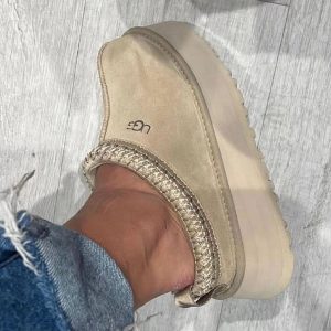 כפכפים UGG פלטפורמה
