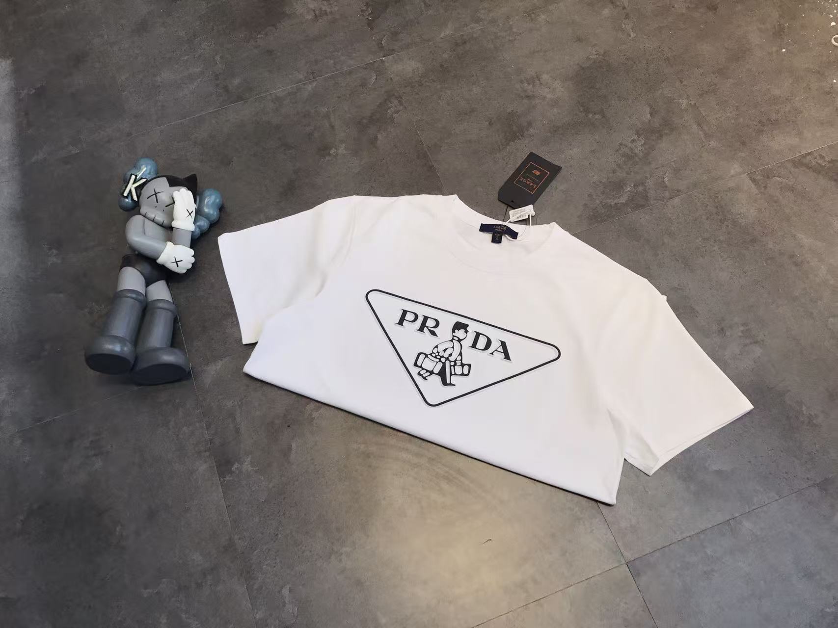 טישירט פראדה – תמונה 8