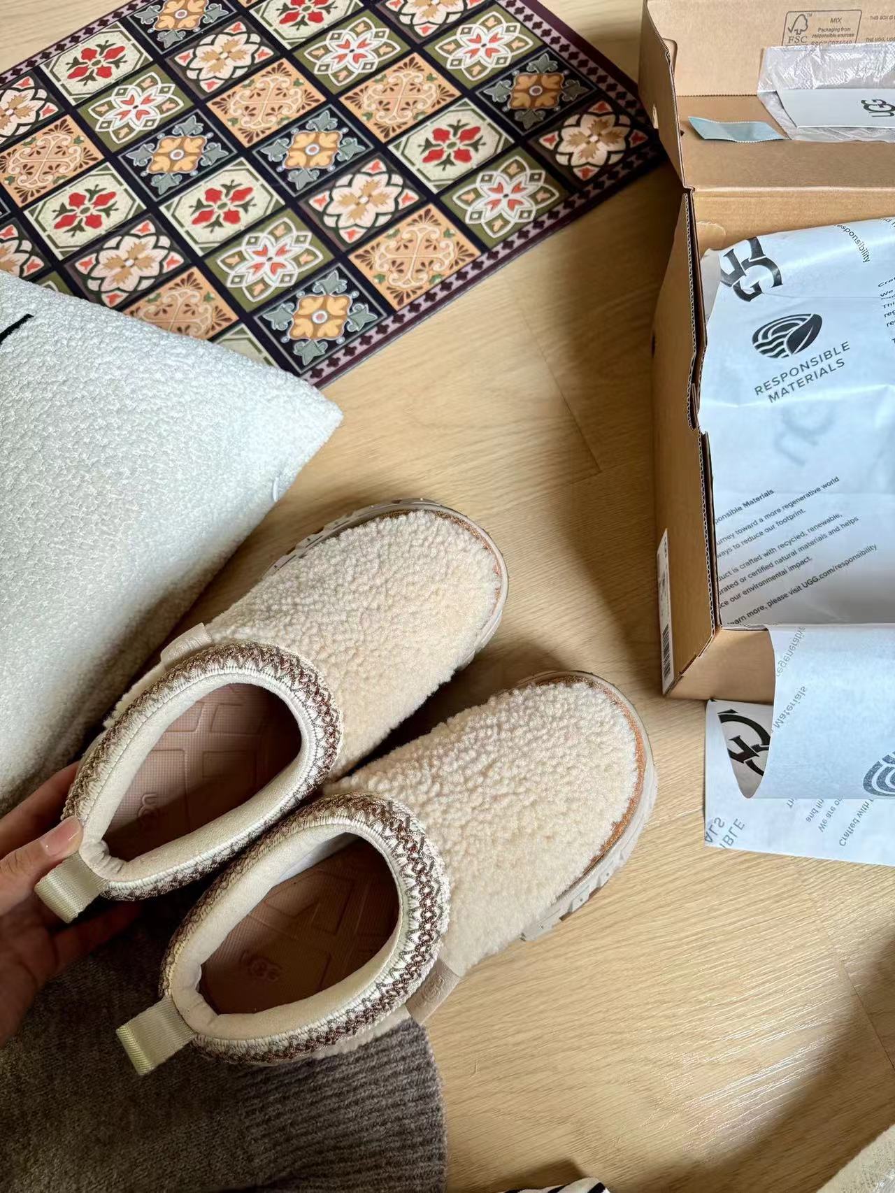 כפכפים פרוותיות UGG – תמונה 4
