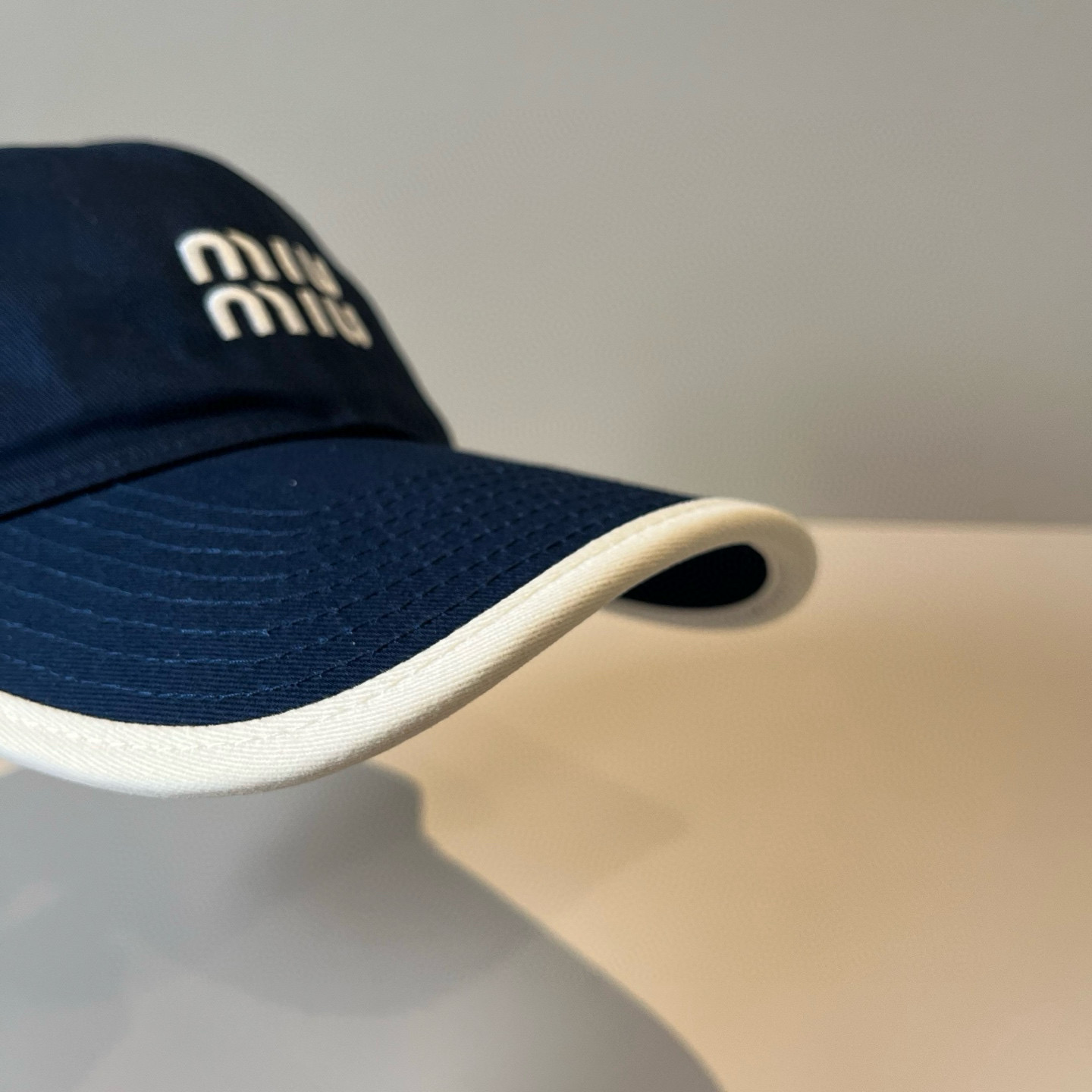 כובע מצחיה מיו מיו – תמונה 3