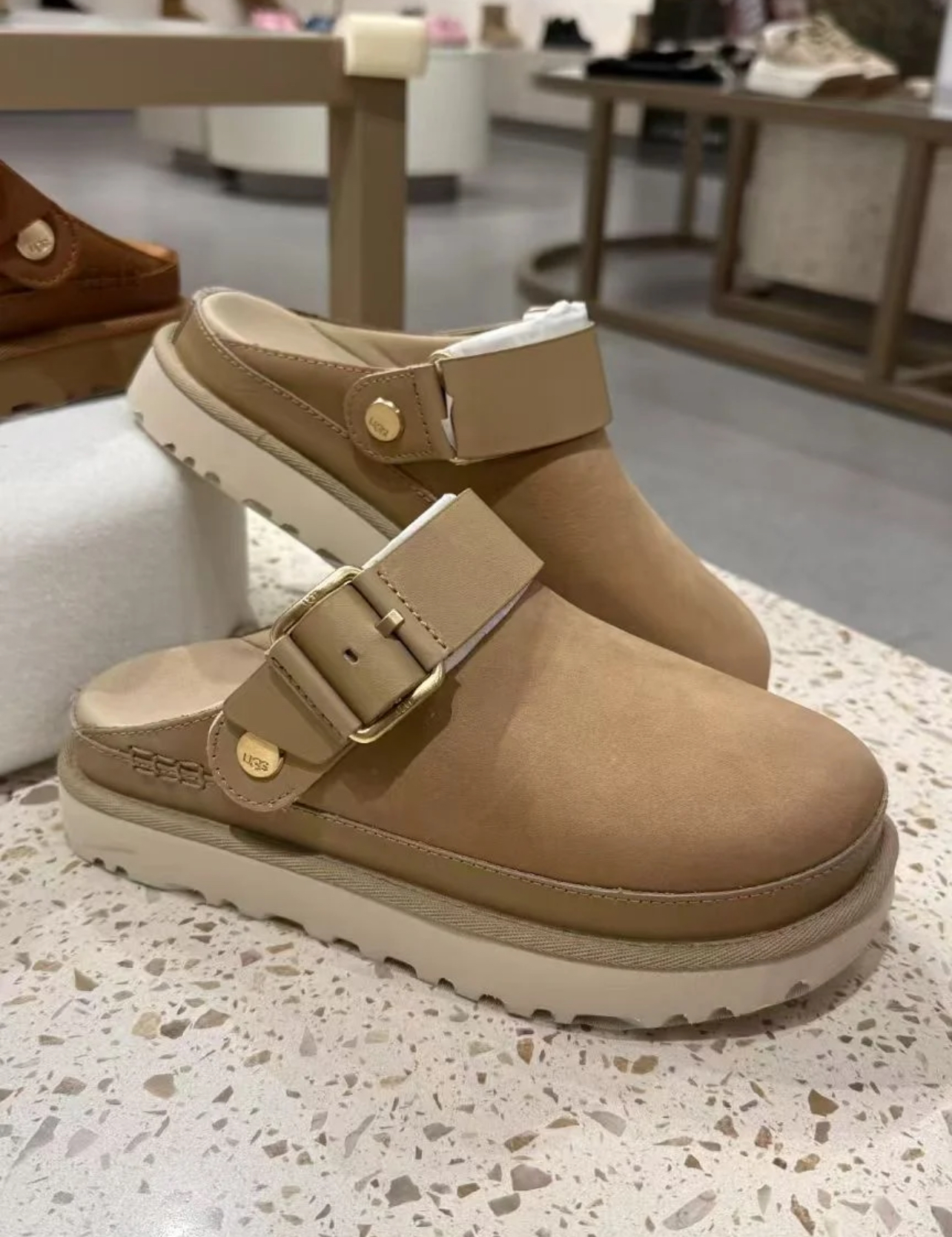 כפכפים UGG גולדן סטאר – תמונה 11