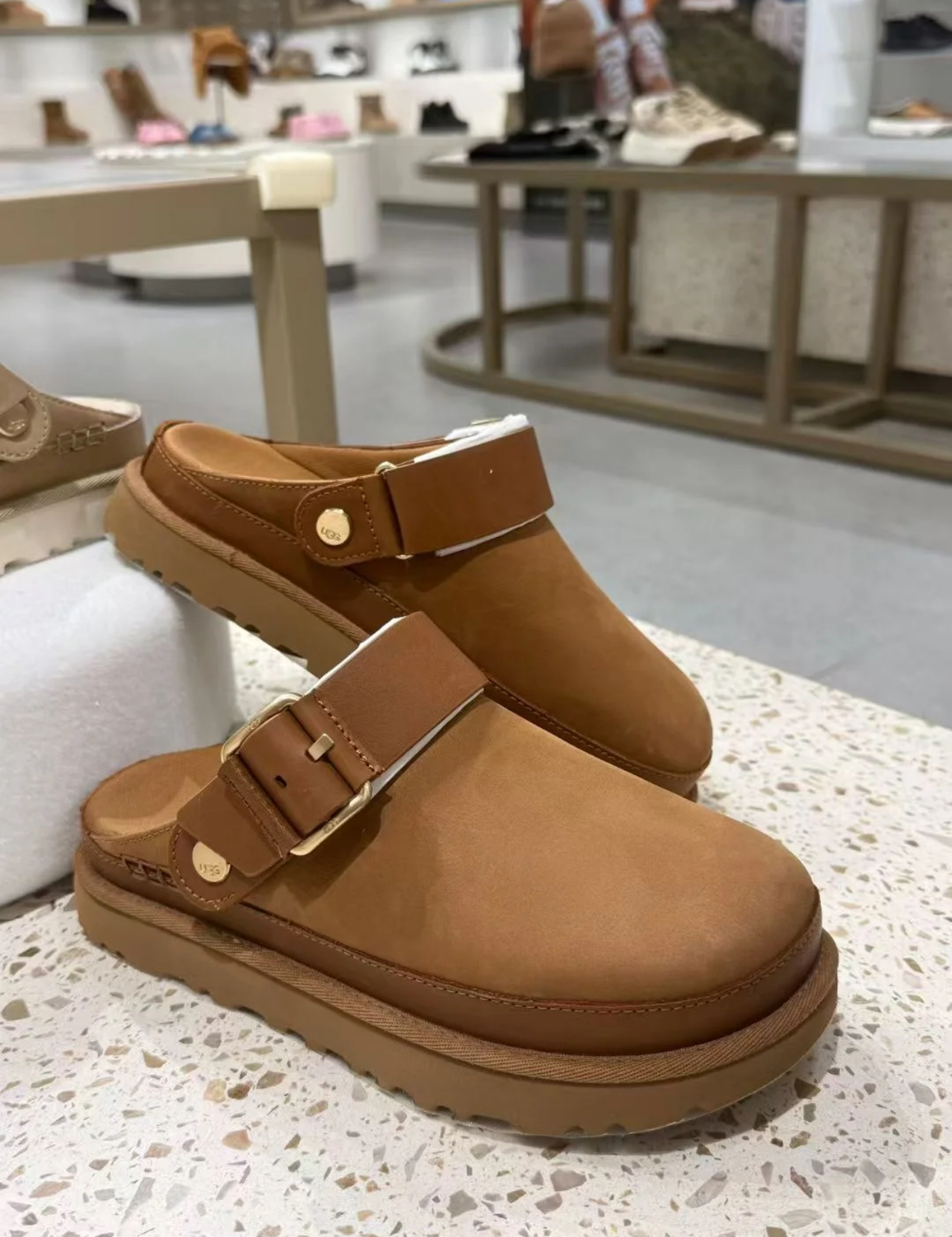 כפכפים UGG גולדן סטאר