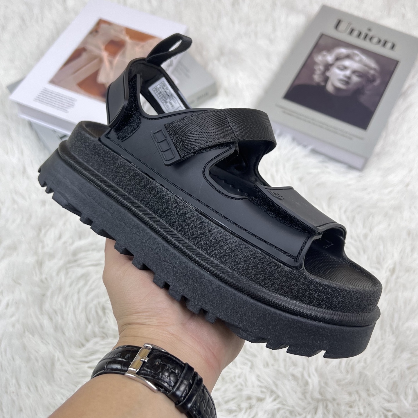 סנדלים UGG פלטפורמה – תמונה 16