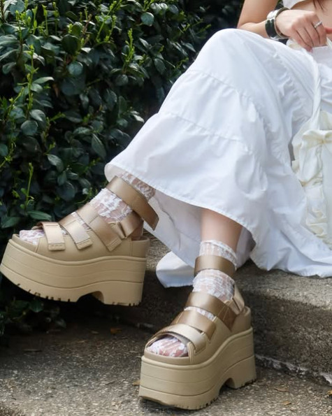 סנדלים פלטפורמה UGG – תמונה 15