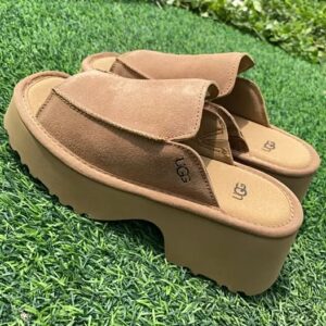כפכפי UGG עקב