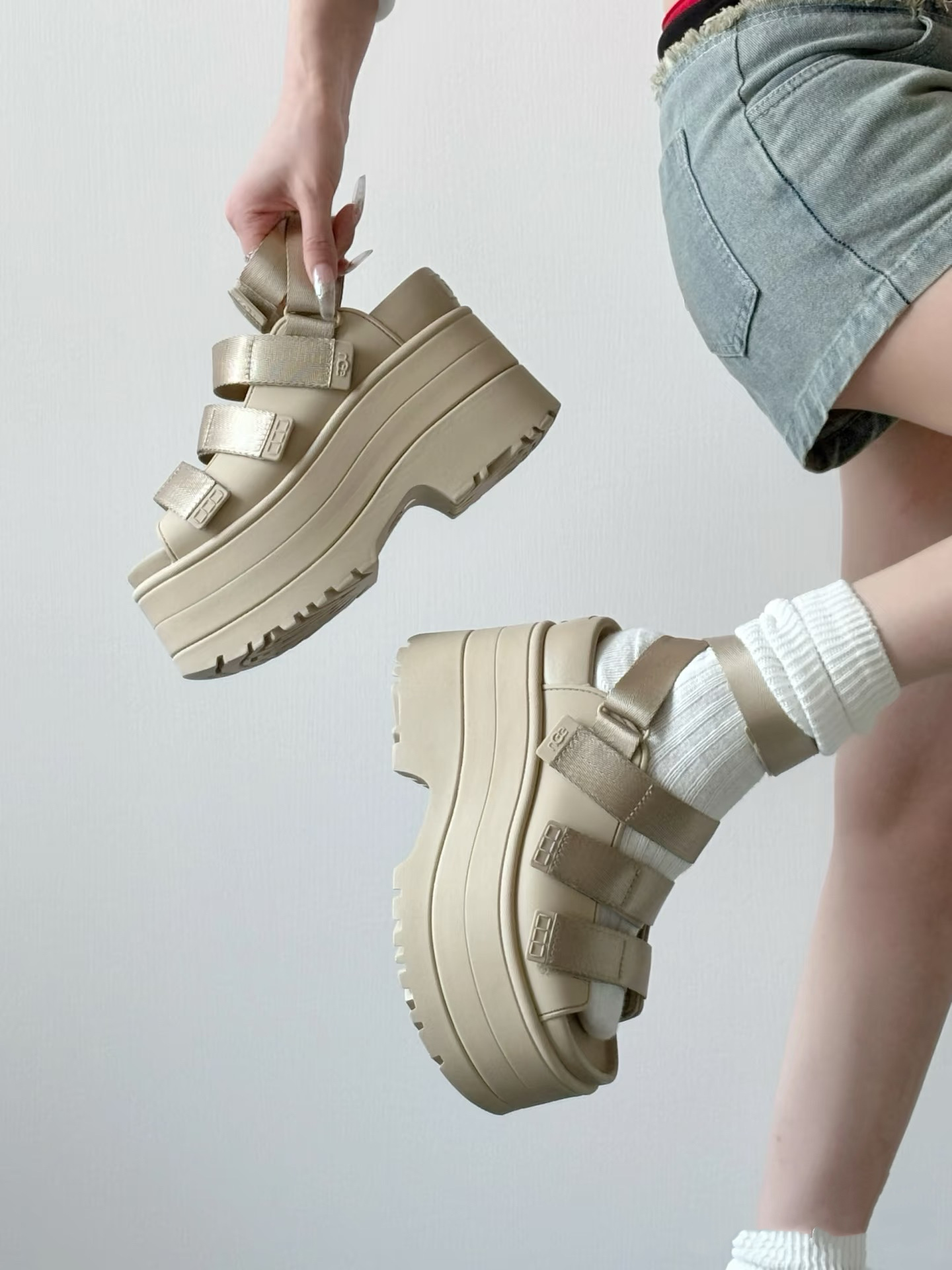 סנדלים פלטפורמה UGG