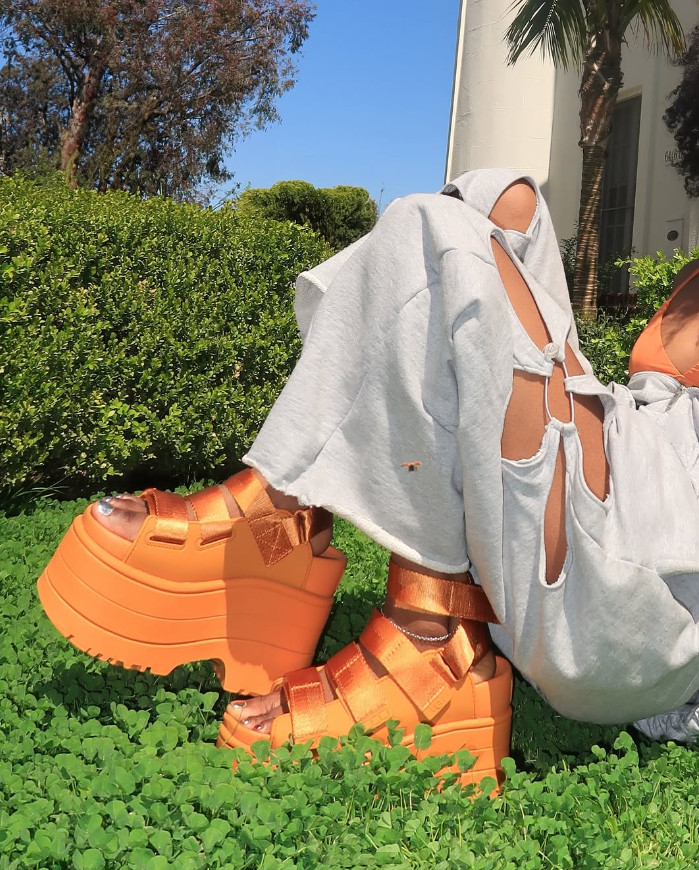 סנדלים פלטפורמה UGG – תמונה 9
