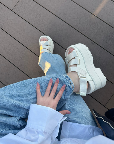 סנדלים פלטפורמה UGG – תמונה 14