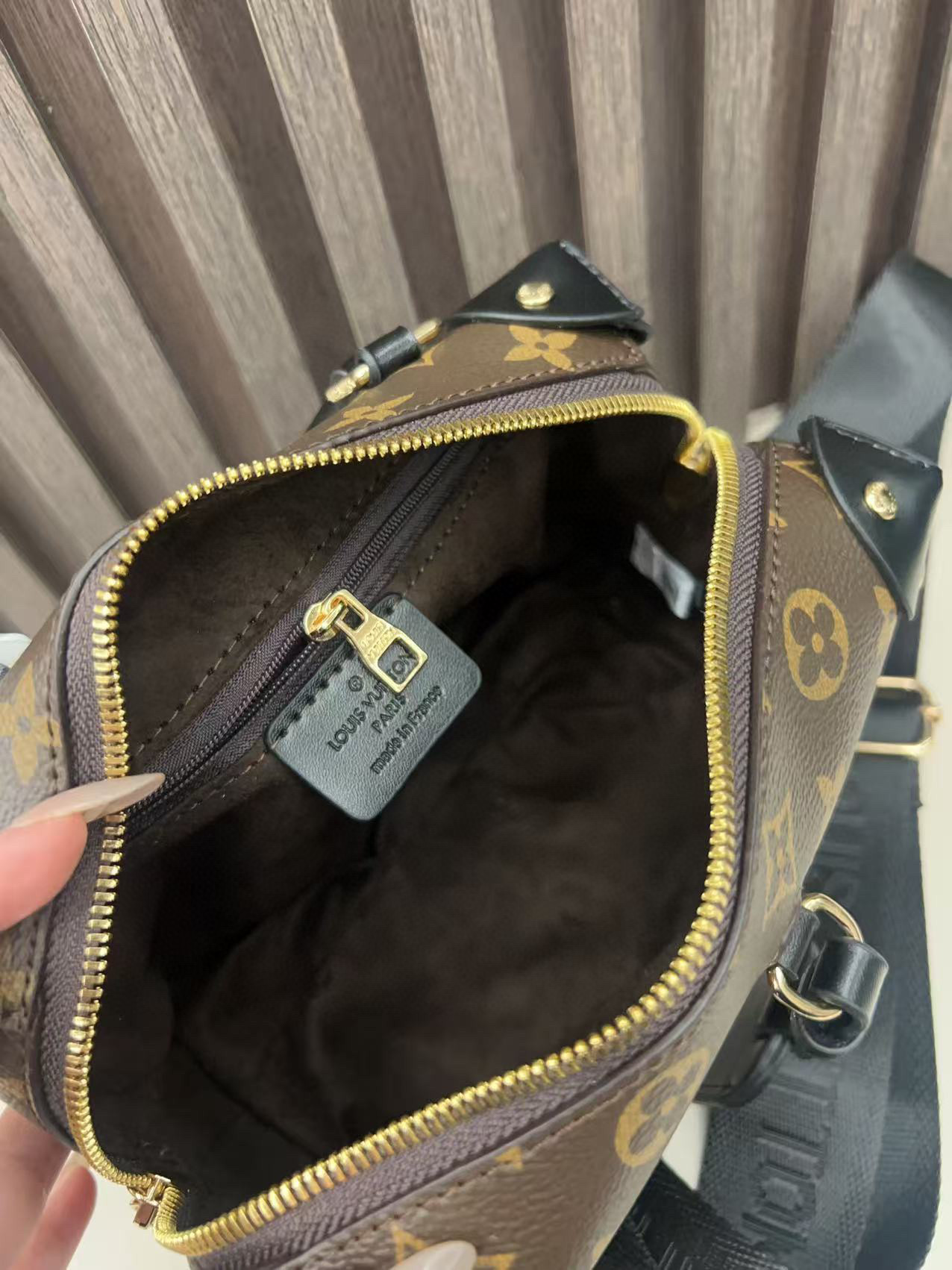 תיק צד לואי ויטון – תמונה 8