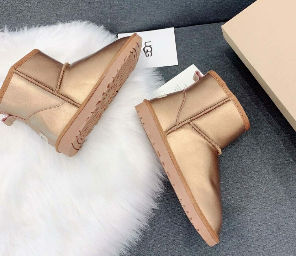 מגפיים UGG נמוכות