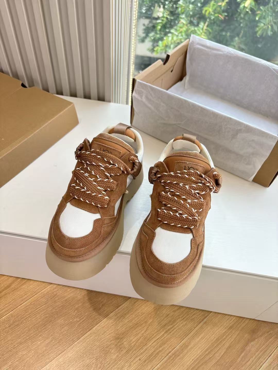 נעליים פלטפורמה UGG