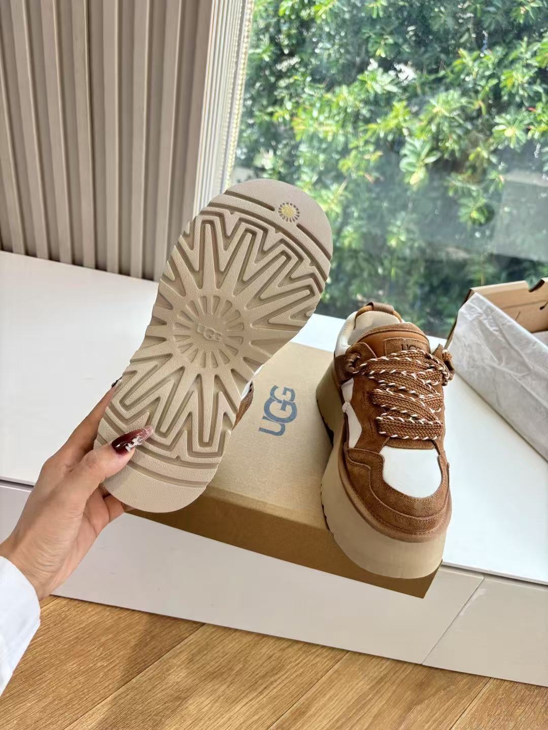 נעליים פלטפורמה UGG – תמונה 13