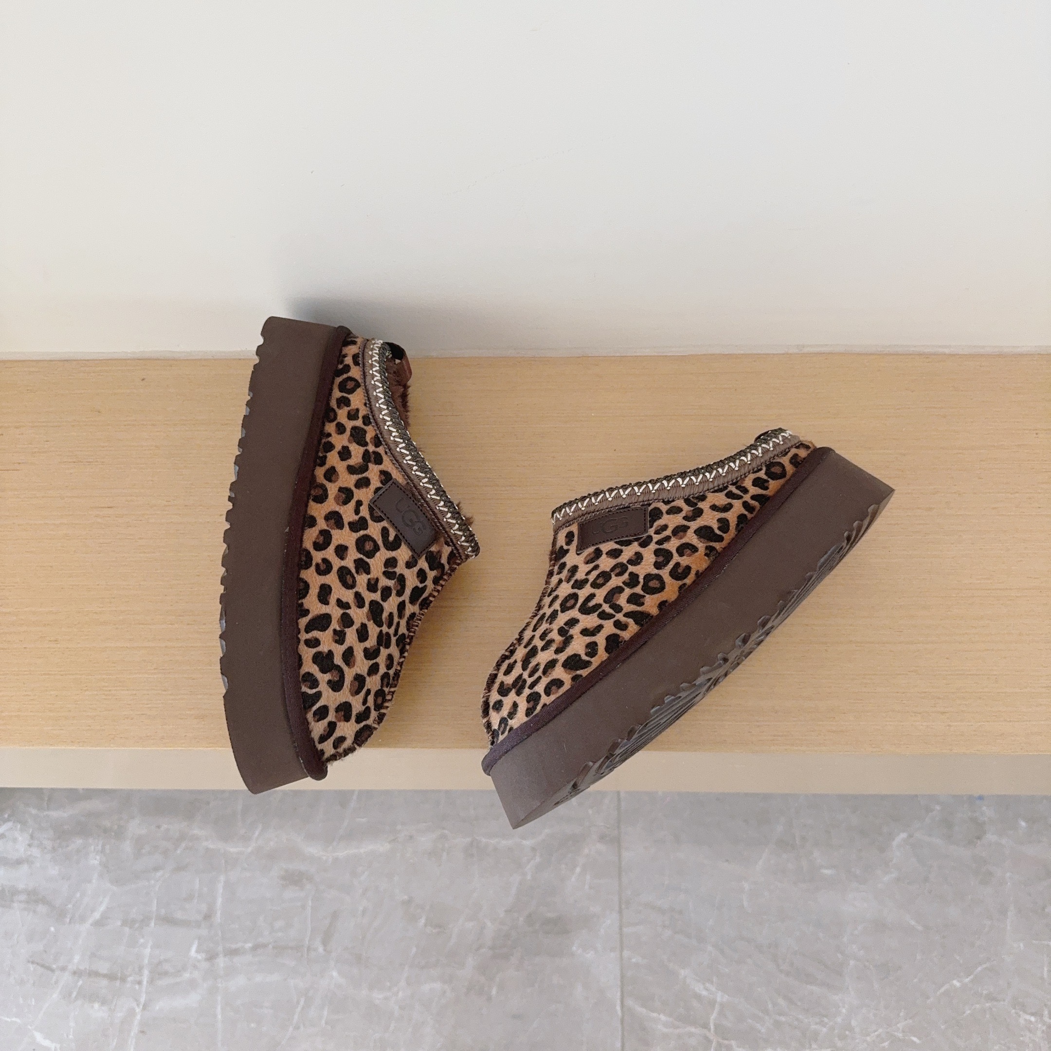 כפכפים UGG מנומר – תמונה 9