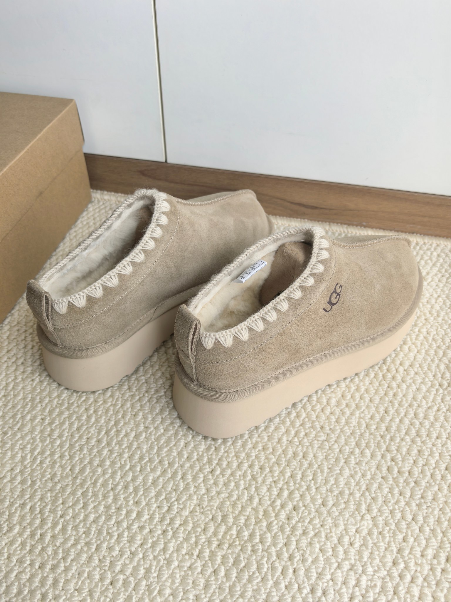 כפכפים UGG רקומות