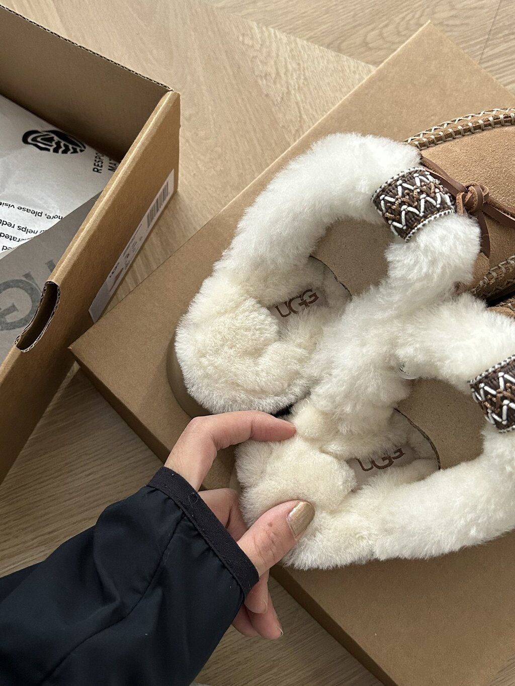 כפכפים ומגפונים UGG – תמונה 15