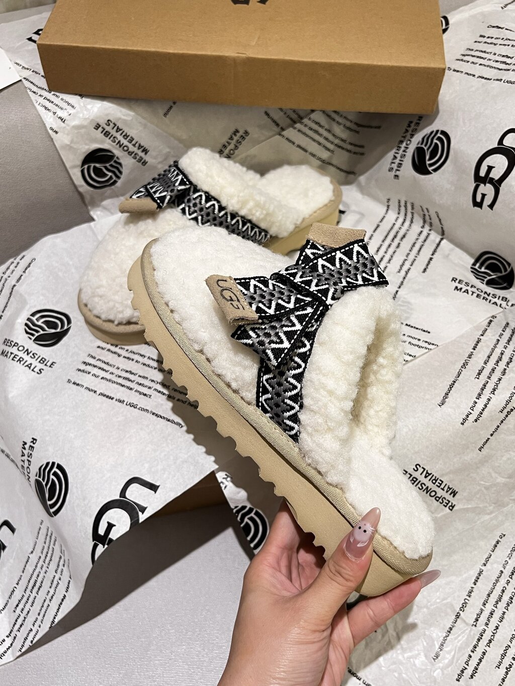 כפכפים UGG – תמונה 12