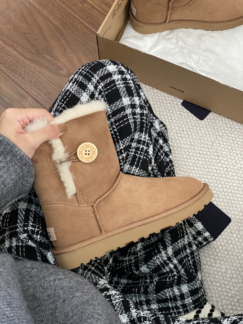 מגפיים UGG עם כפתור – תמונה 6