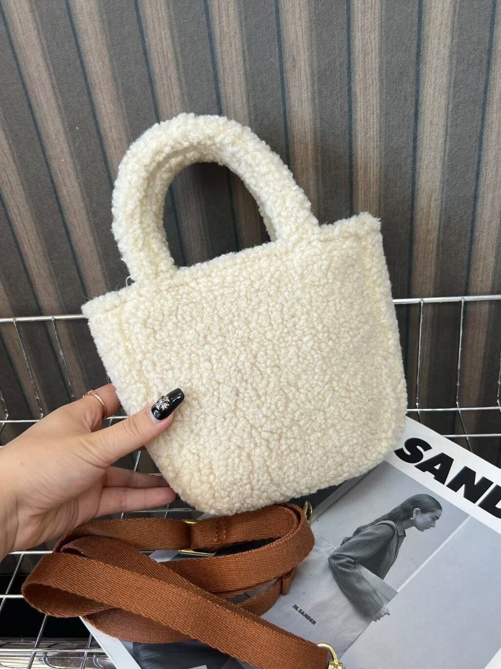 תיק יד פרוותי UGG – תמונה 9