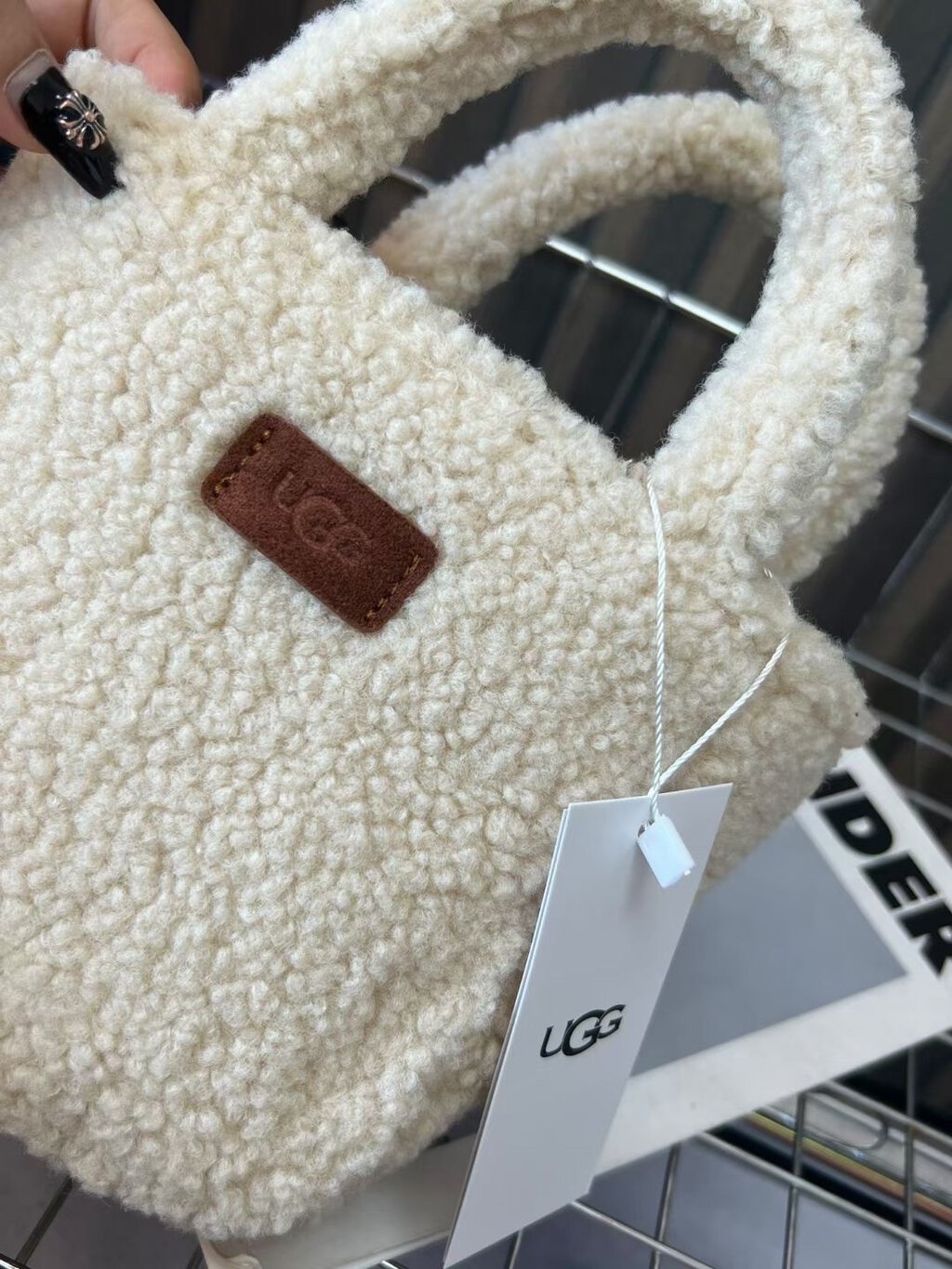 תיק יד פרוותי UGG – תמונה 8