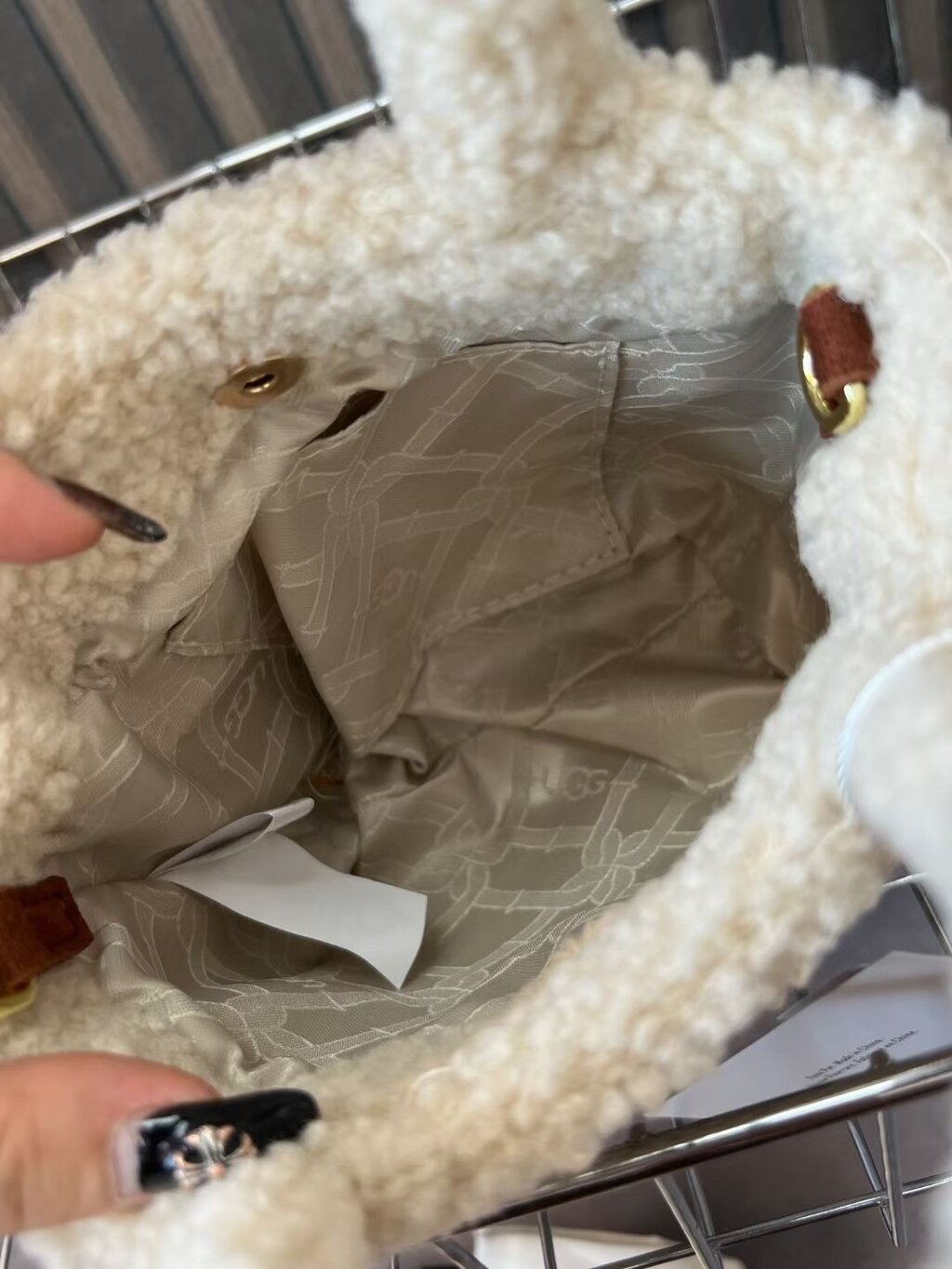 תיק יד פרוותי UGG – תמונה 10
