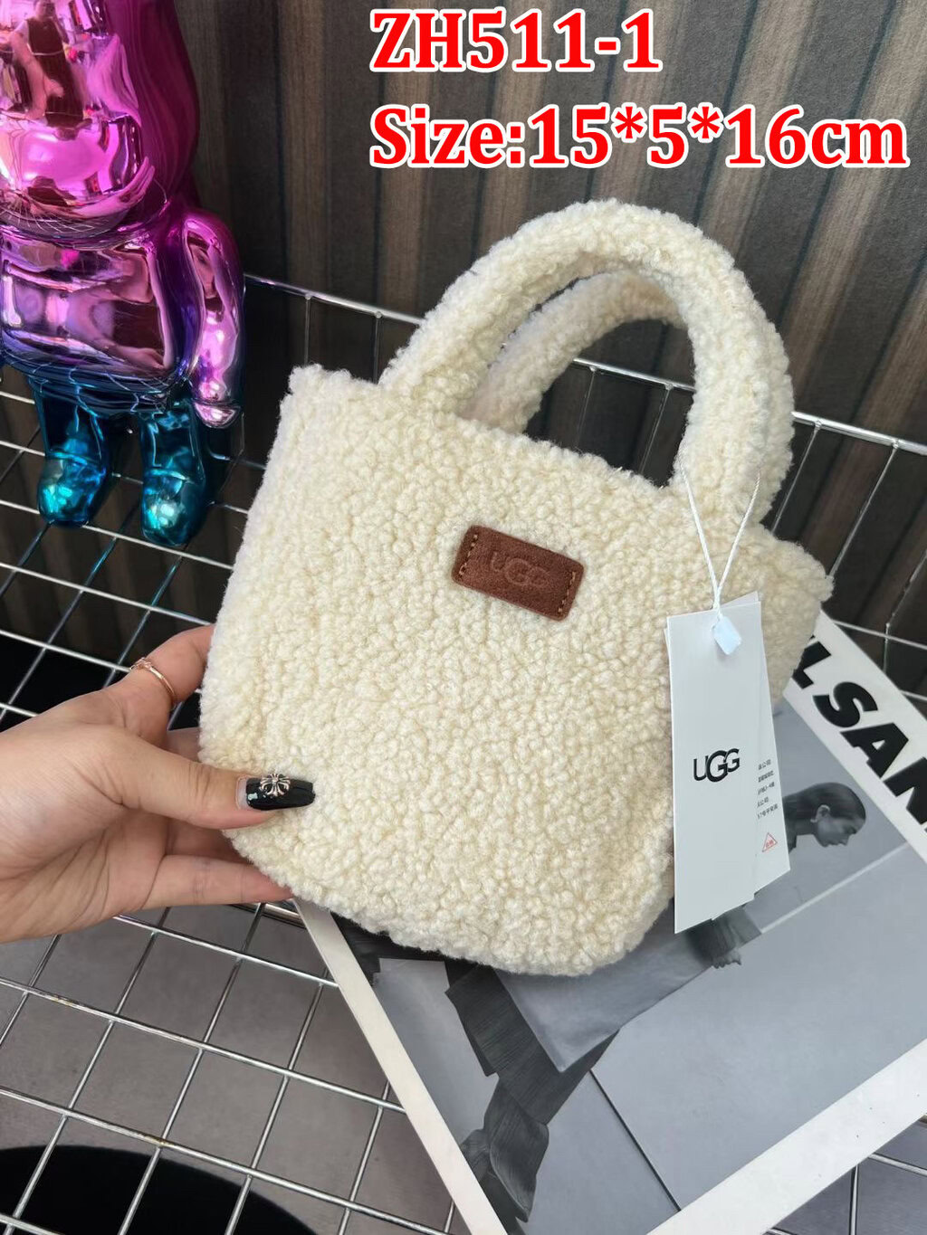 תיק יד פרוותי UGG – תמונה 4