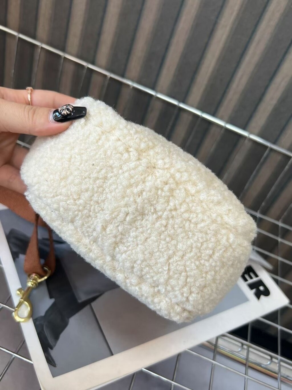 תיק יד פרוותי UGG – תמונה 13