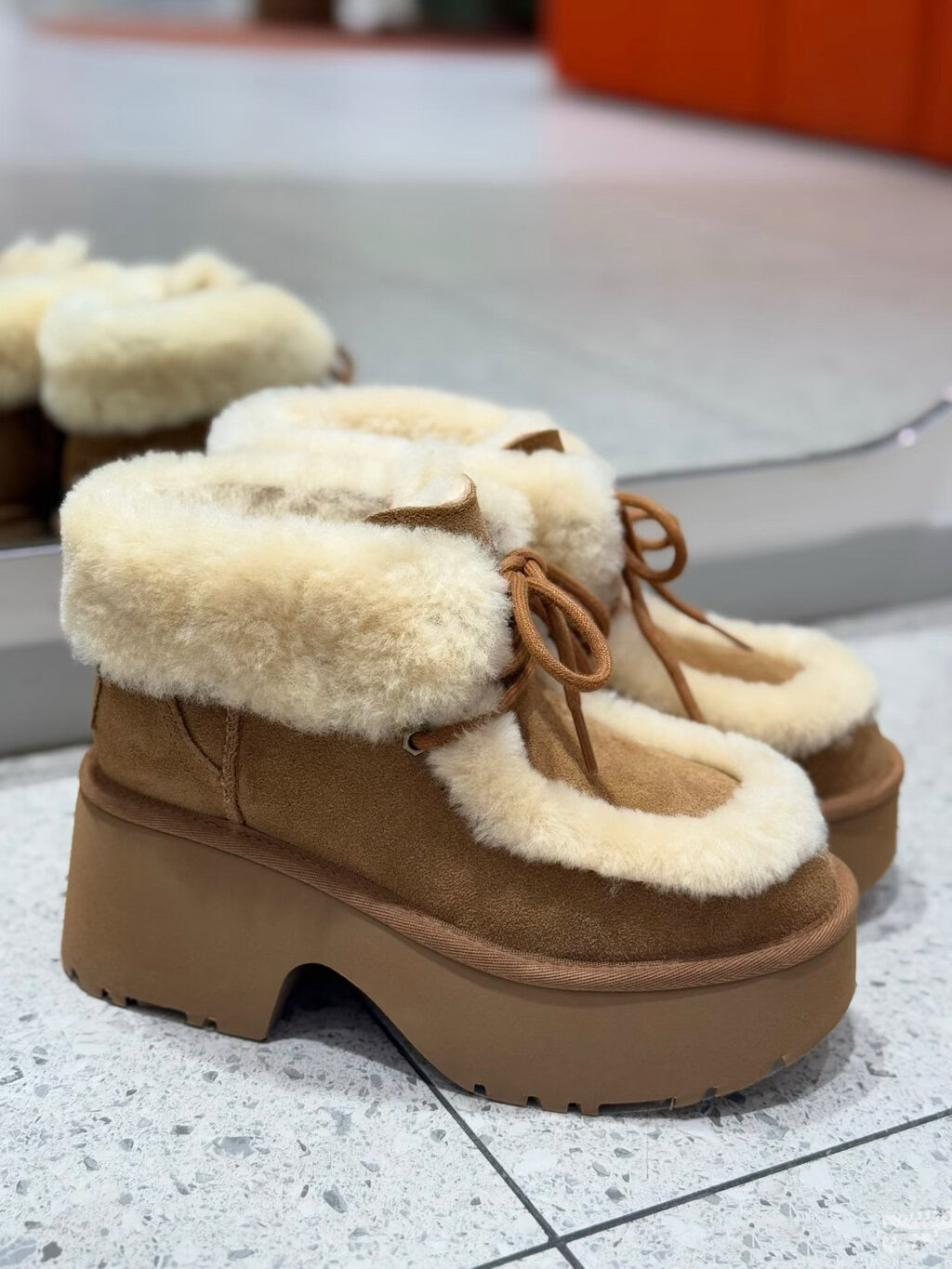 מגפיים UGG אסמי פלטפורמה