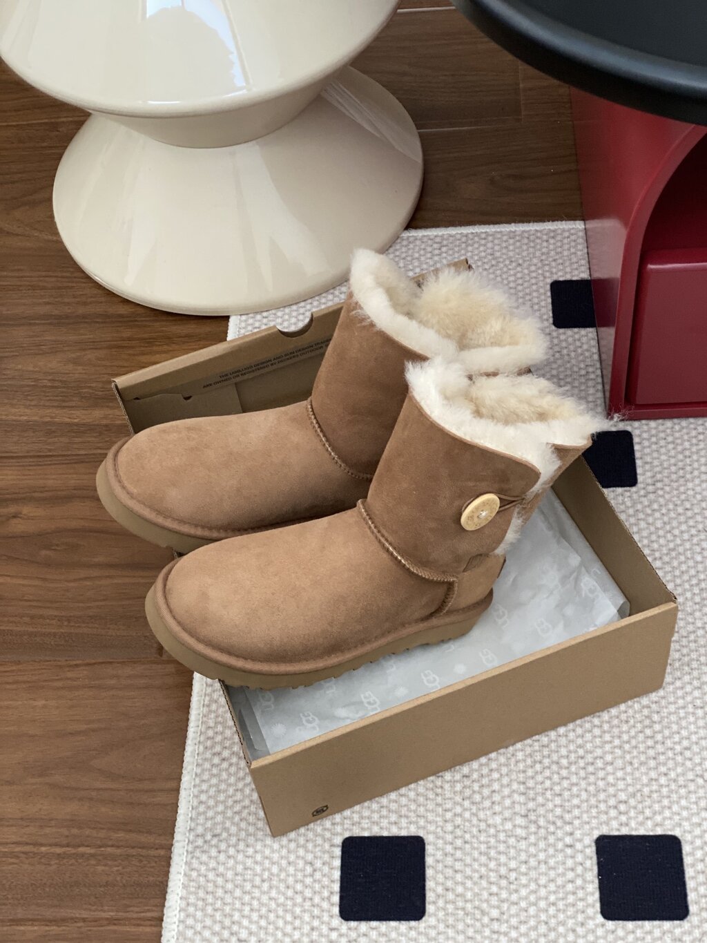 מגפיים UGG עם כפתור – תמונה 7