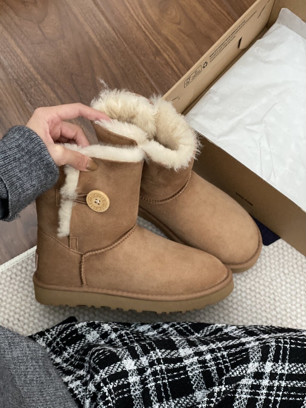 מגפיים UGG עם כפתור – תמונה 4