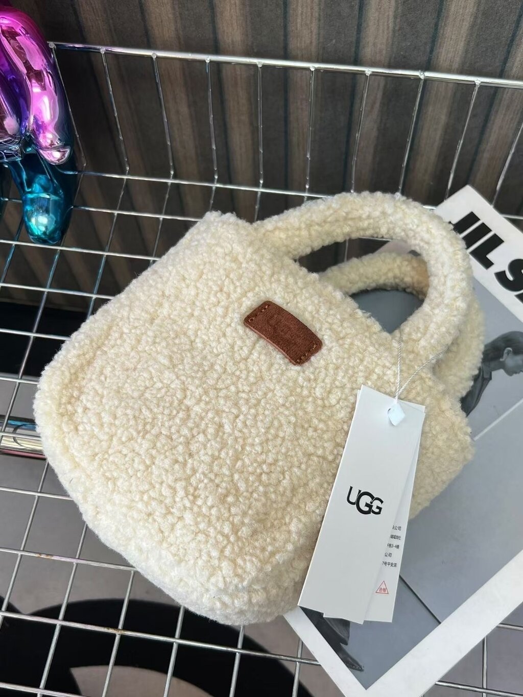 תיק יד פרוותי UGG – תמונה 2