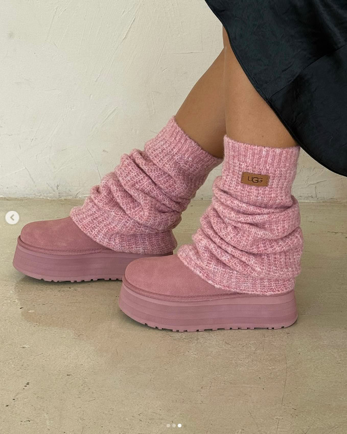 מגפיים UGG בשילוב חותלות