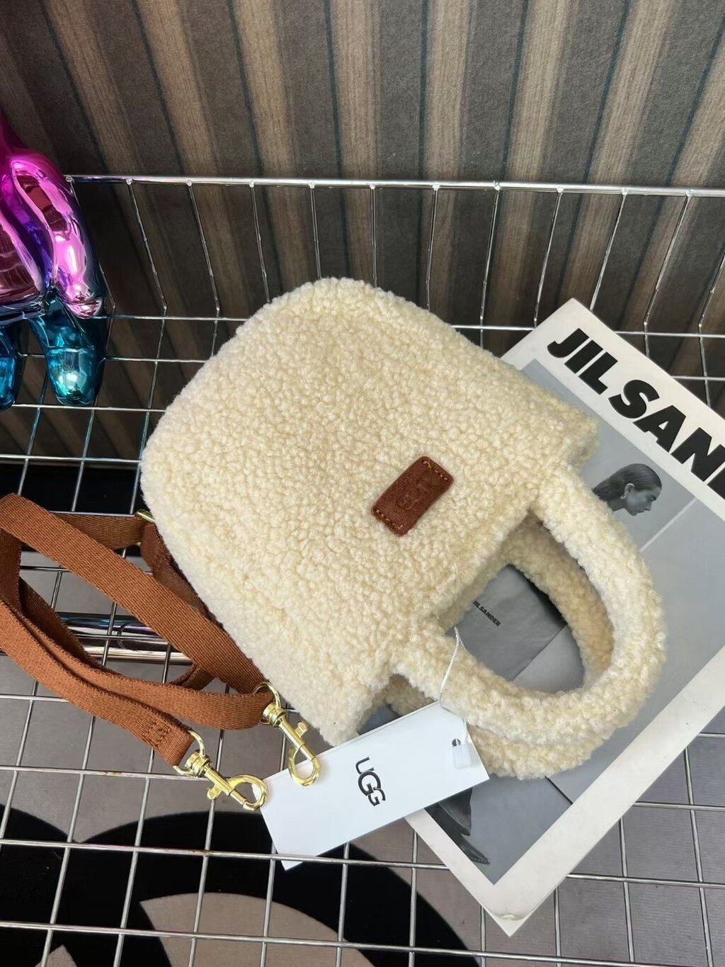 תיק יד פרוותי UGG – תמונה 11