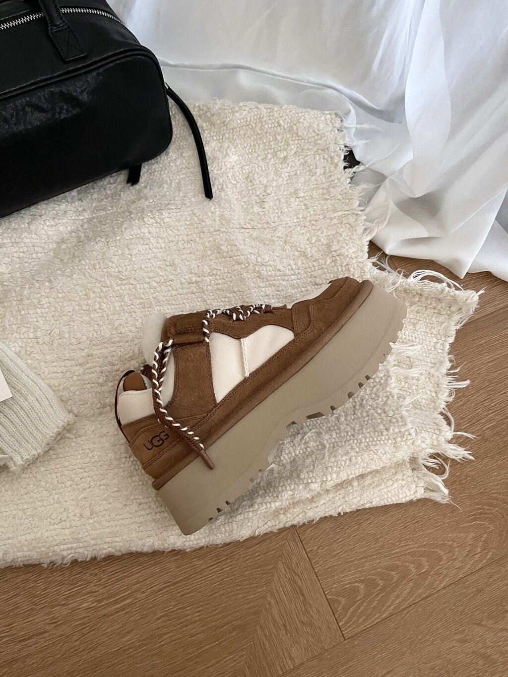 נעליים פלטפורמה UGG – תמונה 16