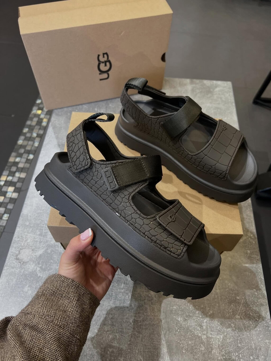 סנדלים פלטפורמה UGG – תמונה 7