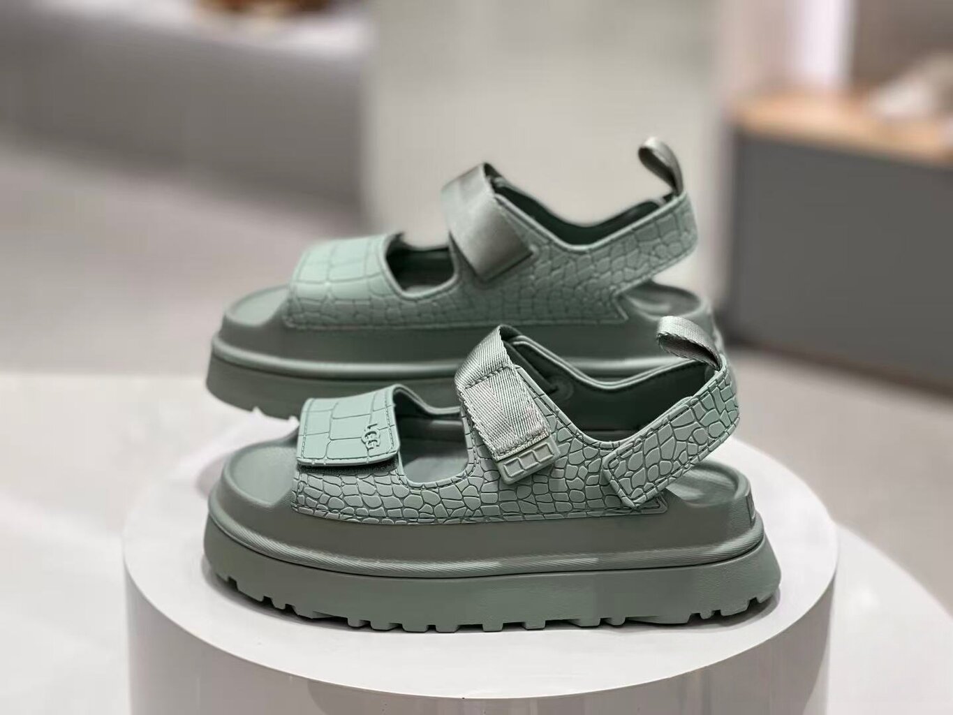 סנדלים פלטפורמה UGG – תמונה 9