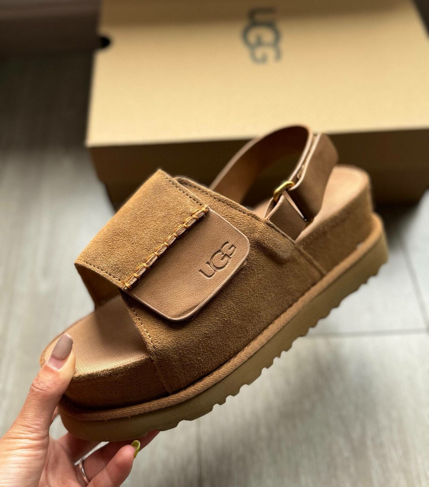 סנדלים UGG