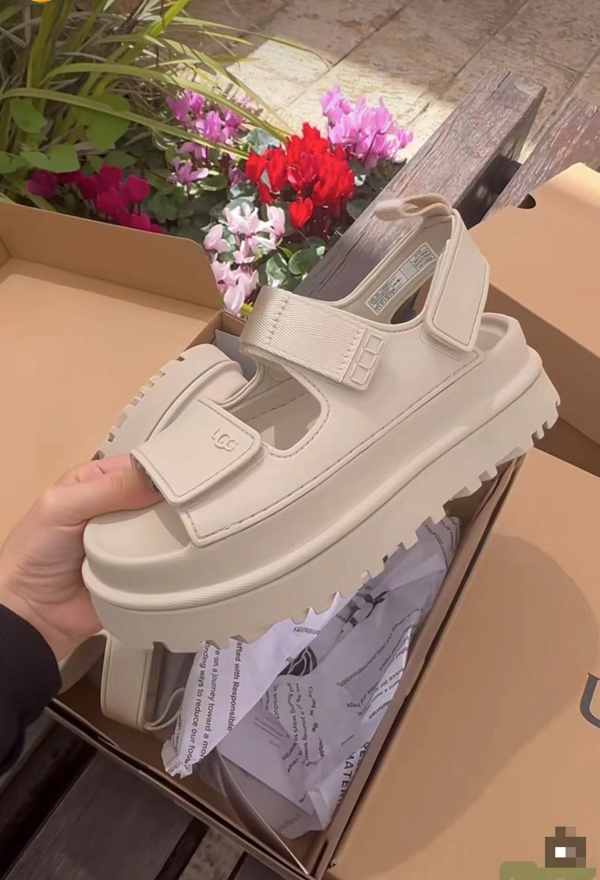 סנדלים פלטפורמה UGG