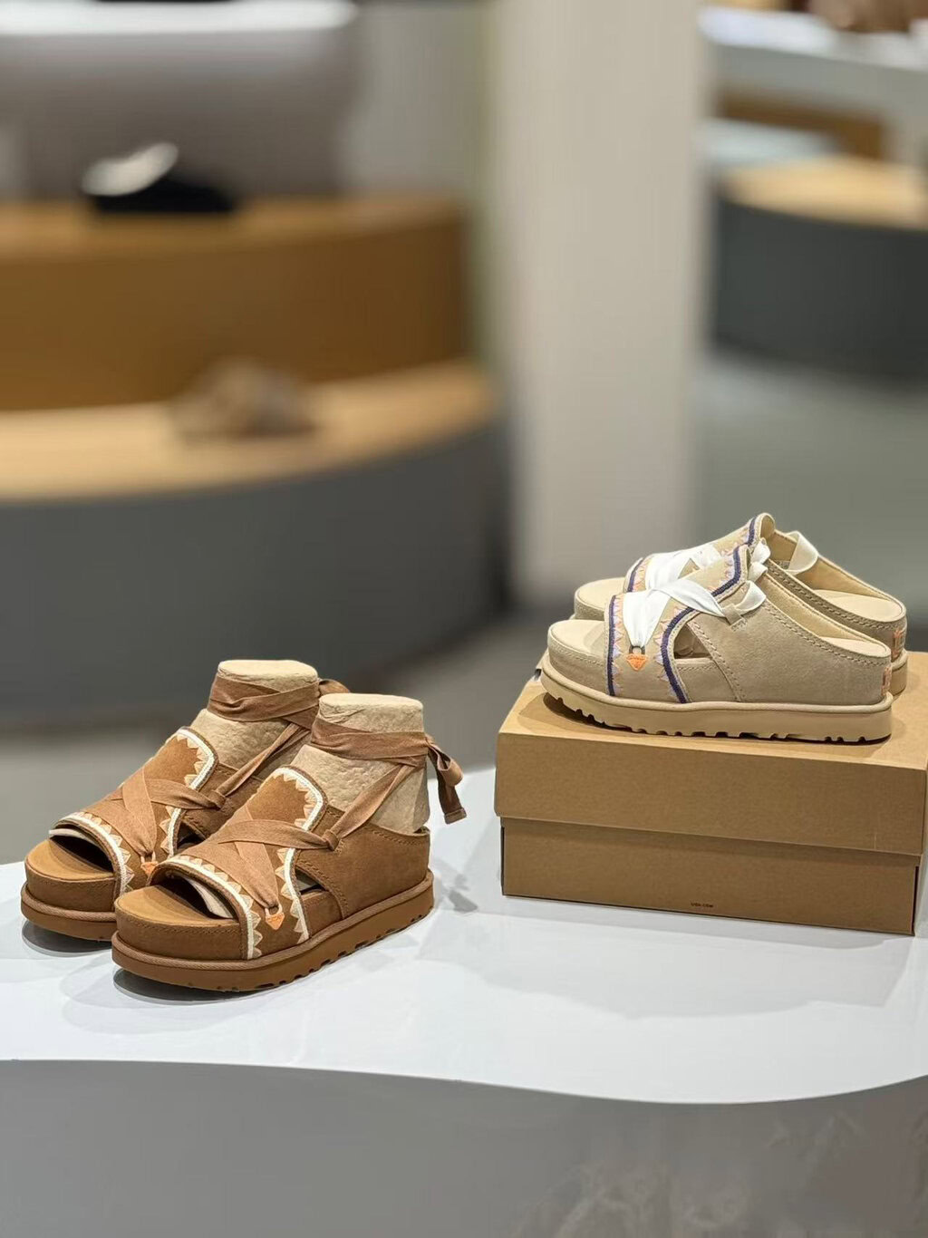 כפכפי קשירה UGG – תמונה 5