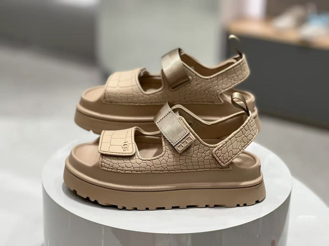 סנדלים פלטפורמה UGG – תמונה 8