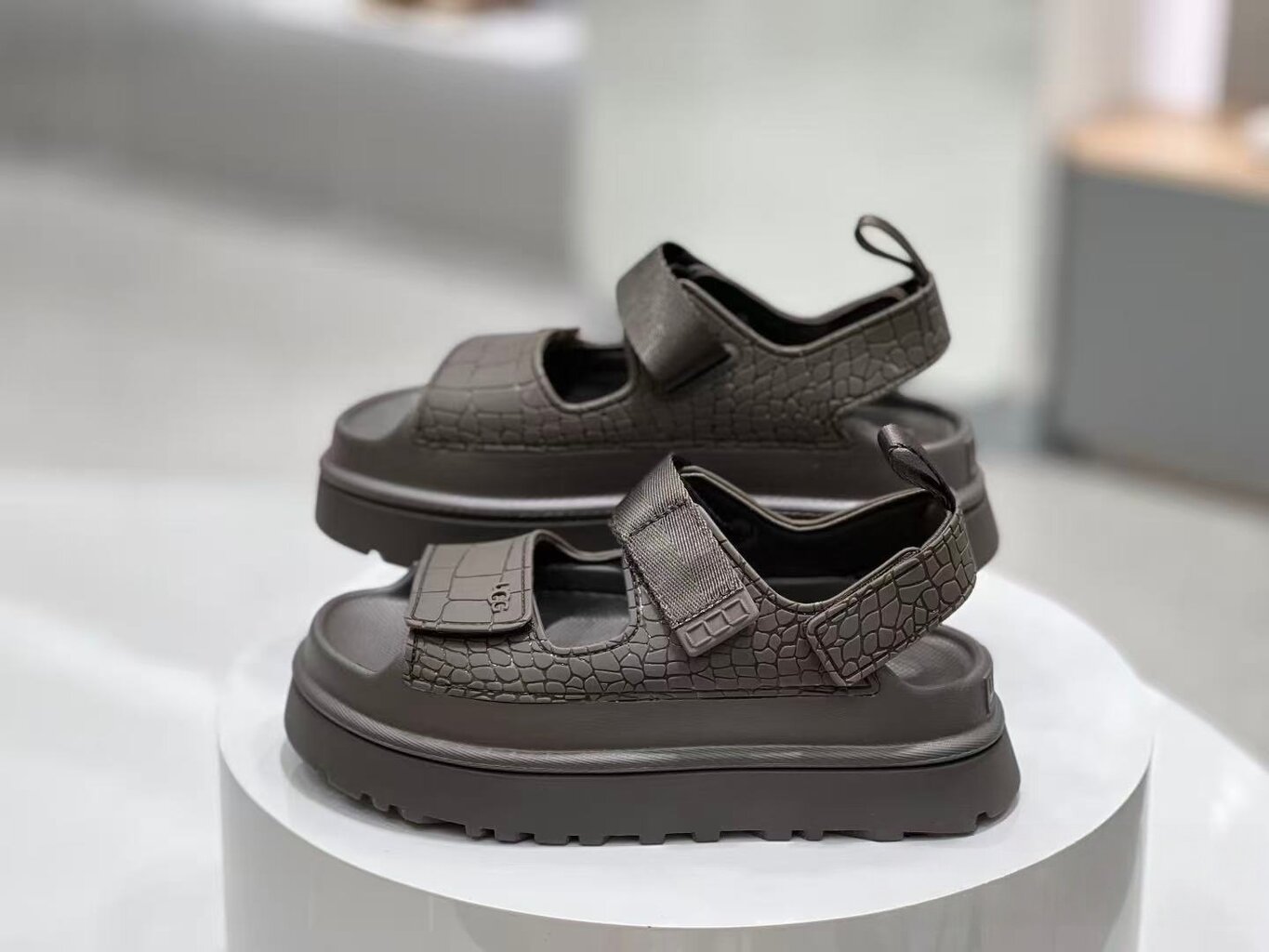 סנדלים פלטפורמה UGG – תמונה 7