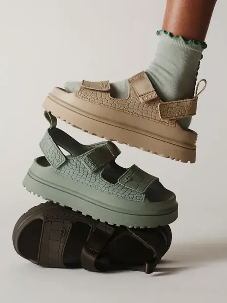 סנדלים פלטפורמה UGG