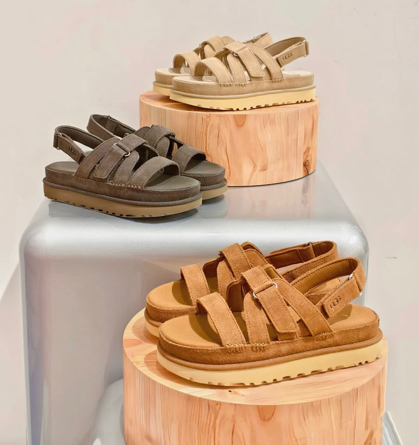 סנדלים UGG