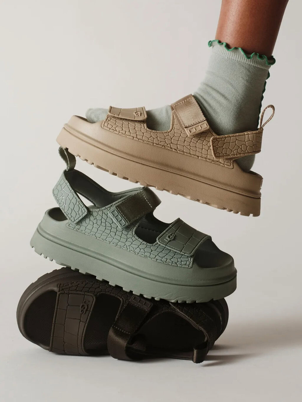 סנדלים פלטפורמה UGG