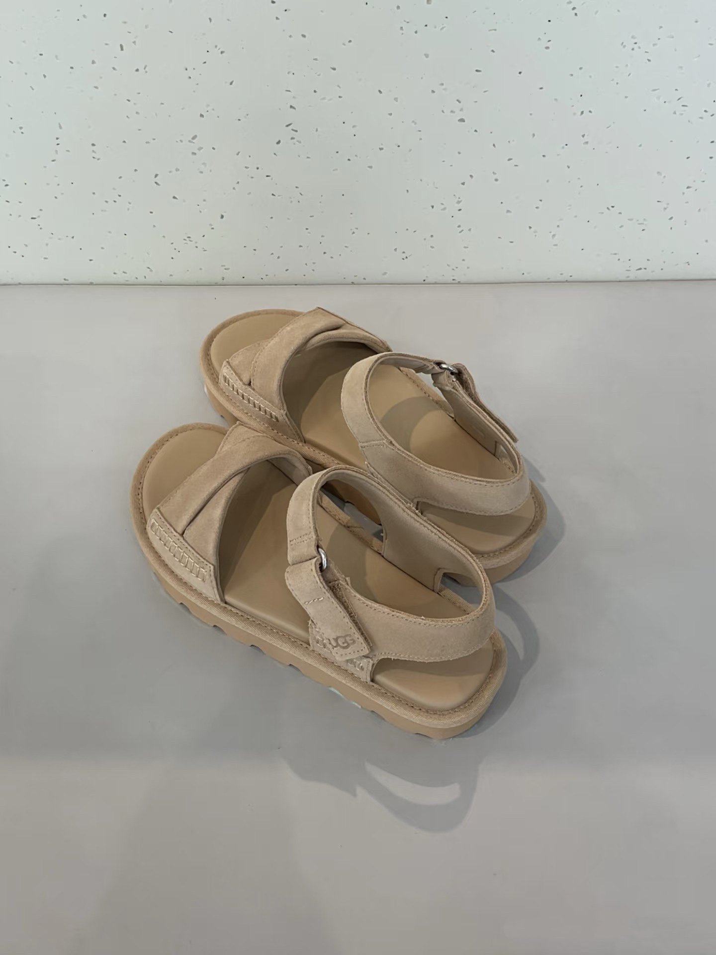 סנדלים גולדנסטאר UGG – תמונה 7