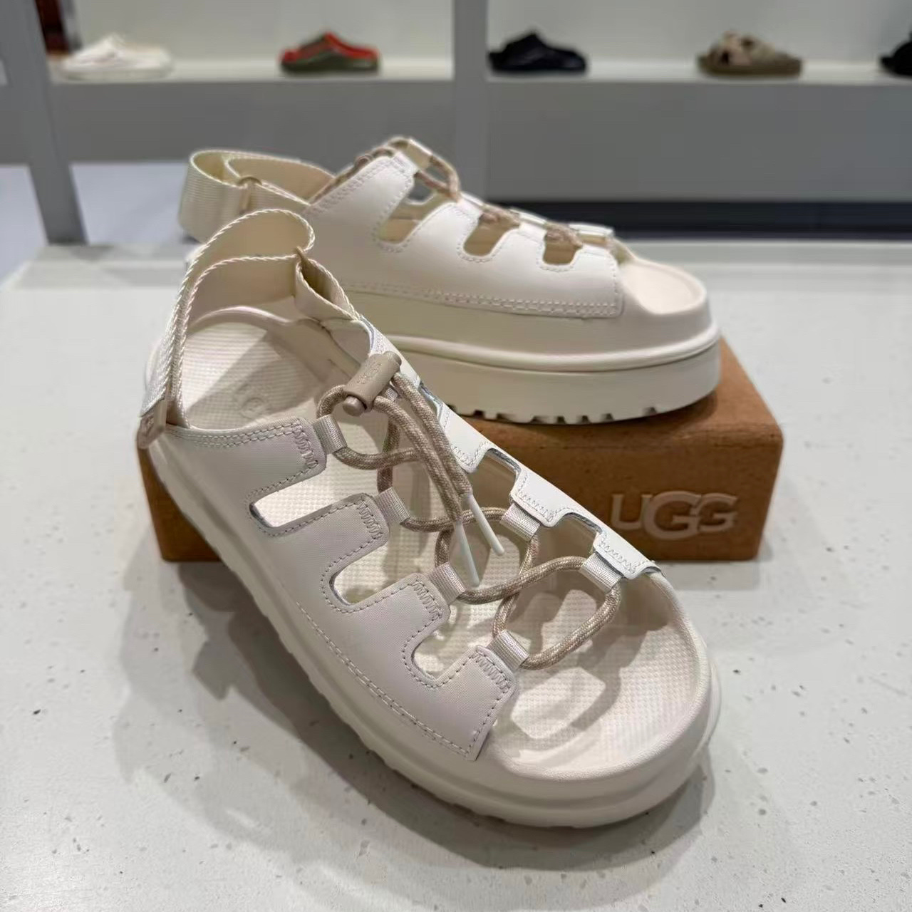 סנדלים גולדנגלואו UGG – תמונה 7