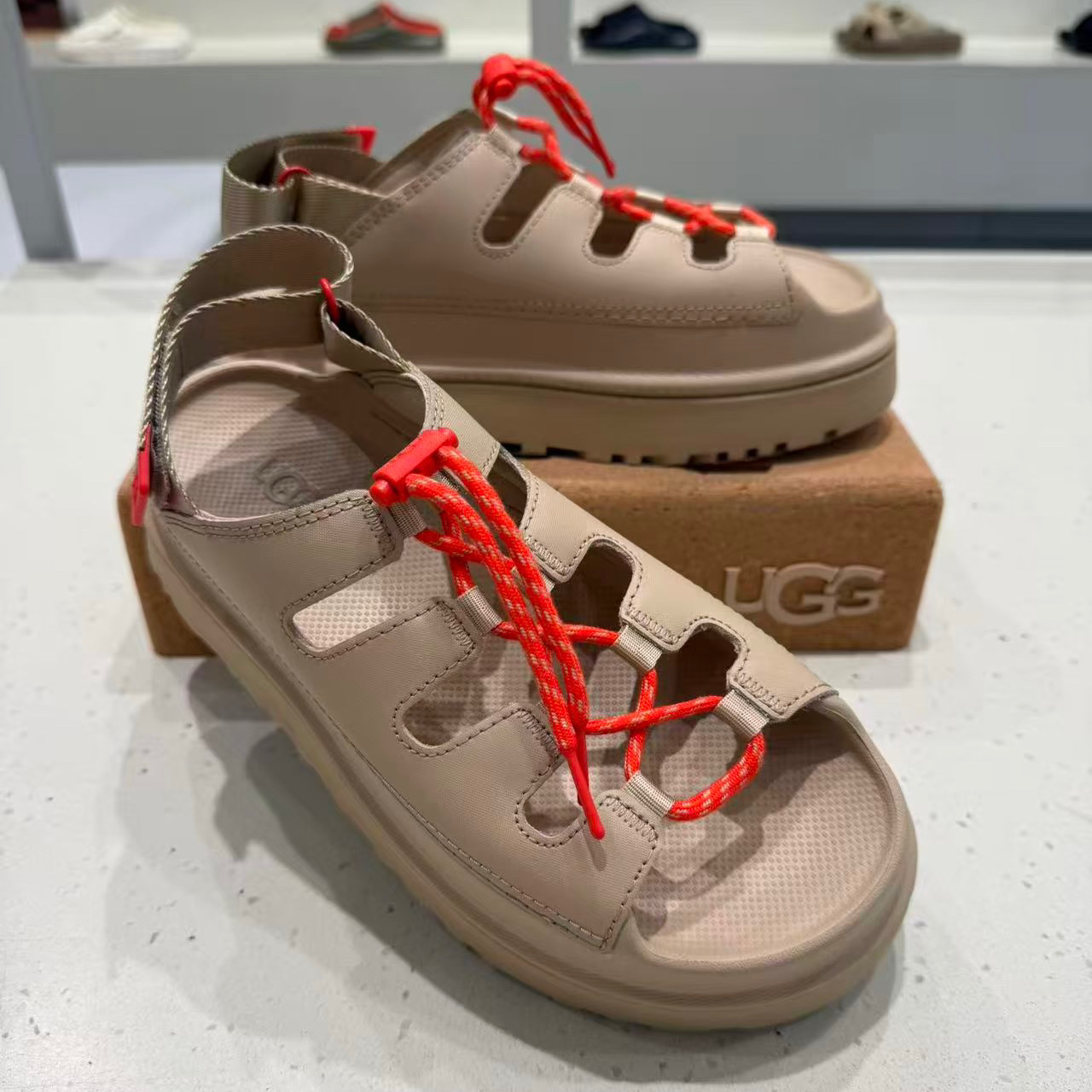 סנדלים גולדנגלואו UGG – תמונה 10