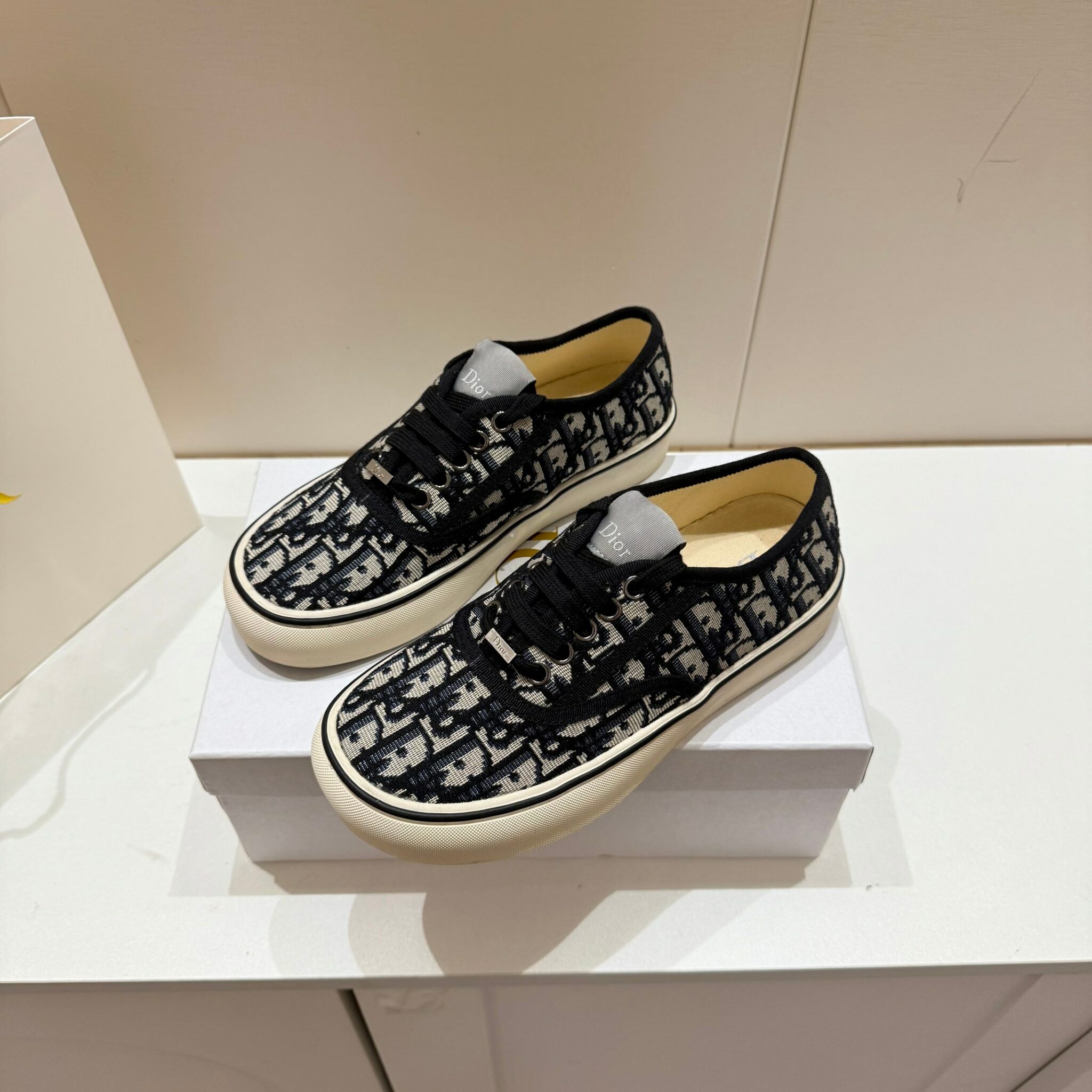 סניקרס דיור – תמונה 16